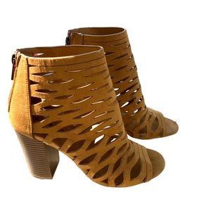 BAMBOO Women's Dressy Brown Suede Strappy Platforms Women's Size 7.5